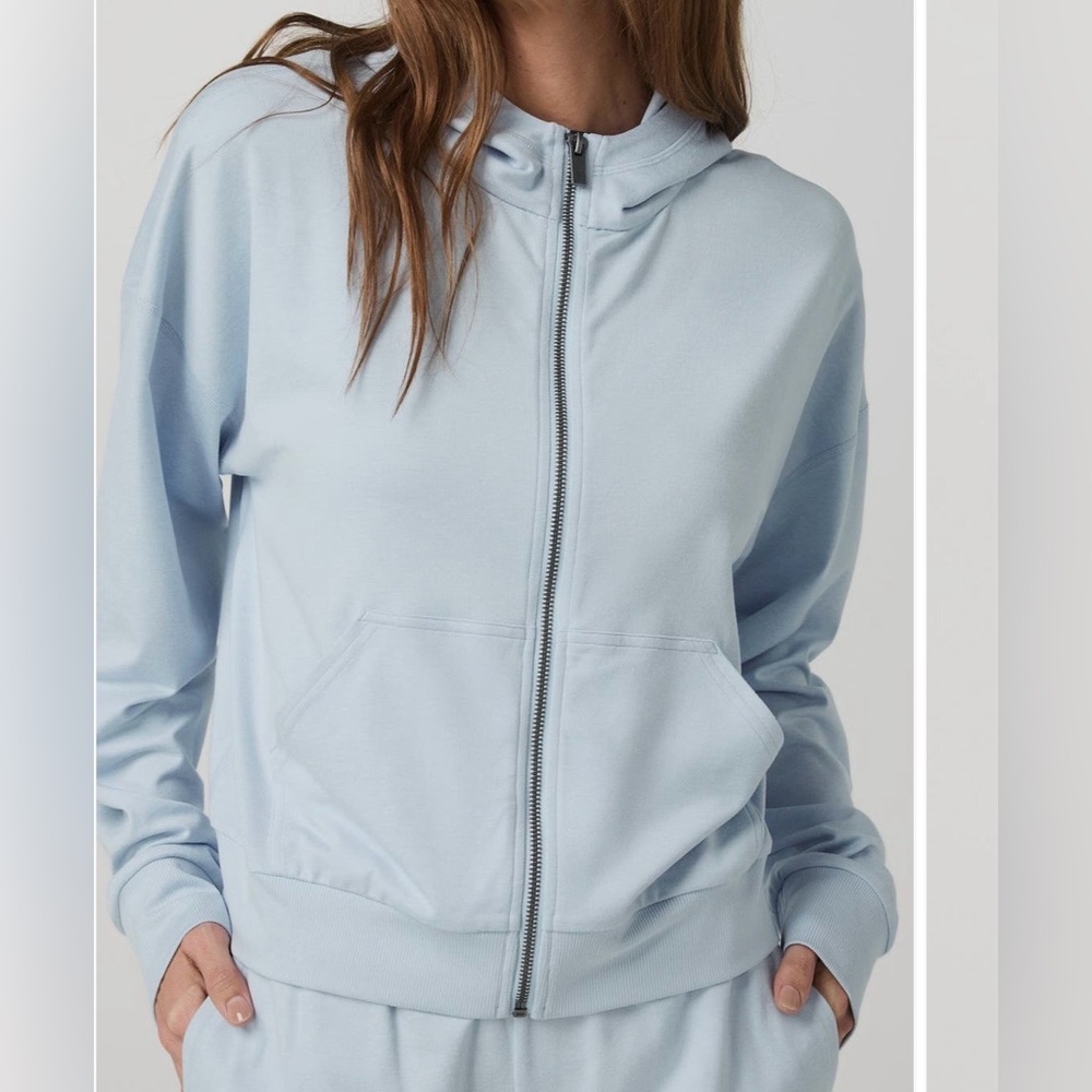 Vuori Halo Modern Full Zip Hoodie. Soft sky, Heather size medium.